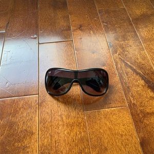 Ray-Ban Women’s Y2K Wraparound Sunglasses Black